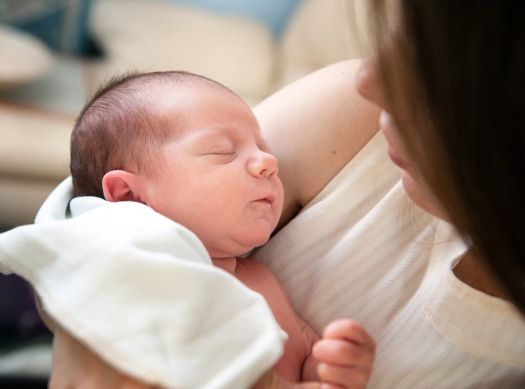 bébé dans les bras de sa mère