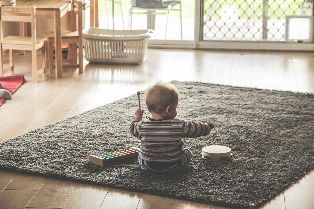 bébé jouant