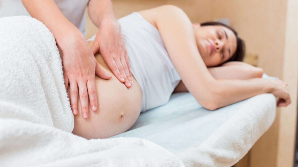 Massage prénatal à Rueil-Malmaison : le soin essentiel pour le bien-être des futures mamans